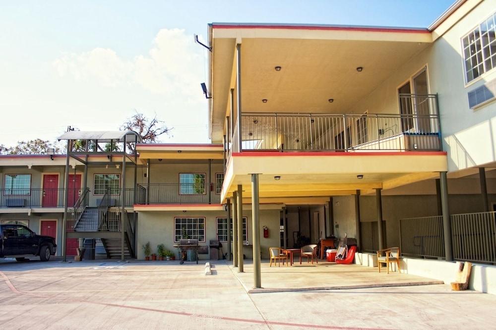 Whispering Palms Inn Дель-Ріо Екстер'єр фото